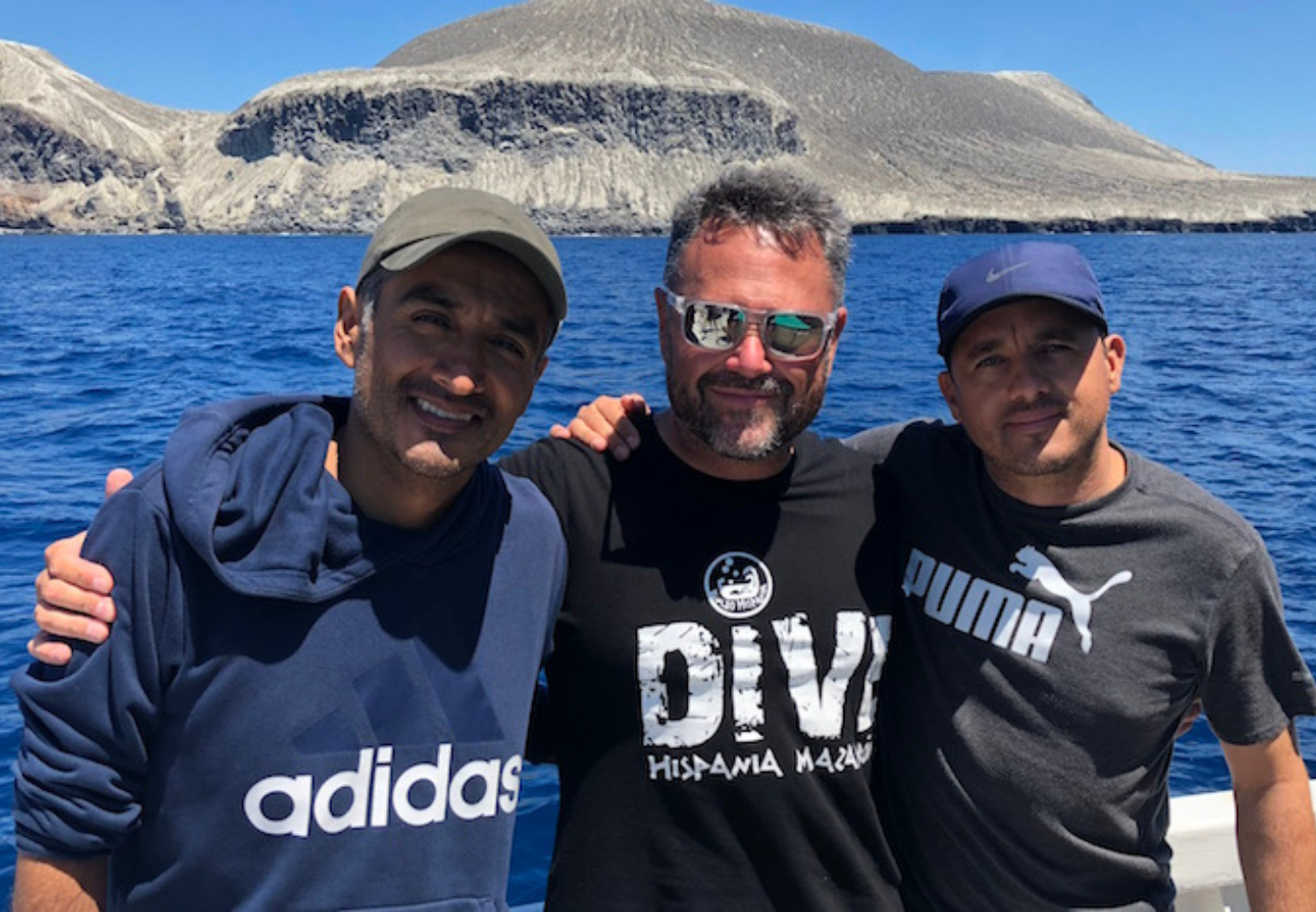 MARCANDO TIBURONES EN REVILLAGIGEDO (MÉXICO)